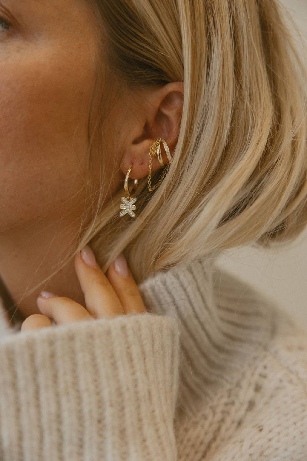 Karo Kauer PRE ORDER Logo Hoops Sparkle Gold Preisnachlass