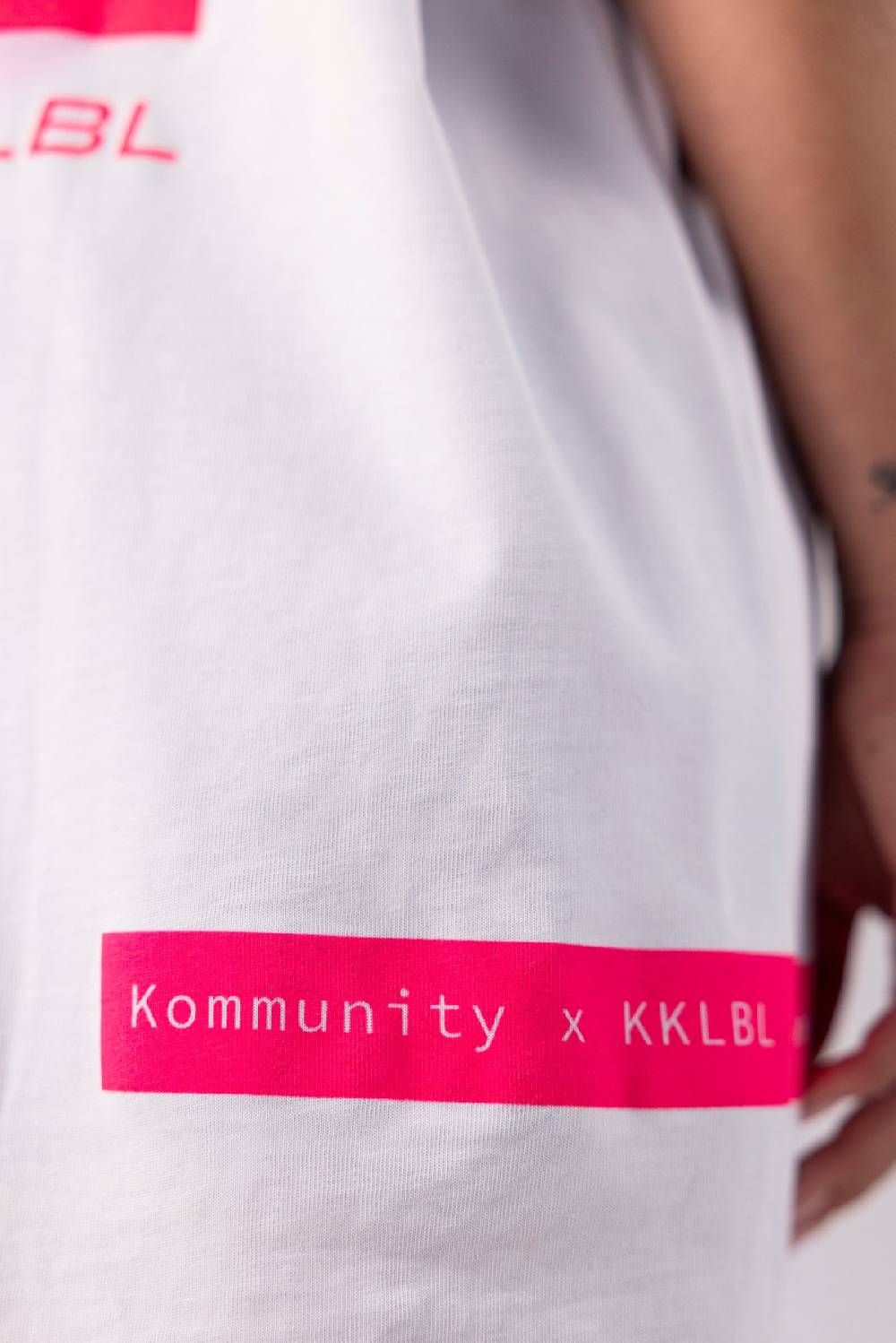 Karo Kauer PRE ORDER Kommunity T-Shirt Pink Saisonschlussverkauf