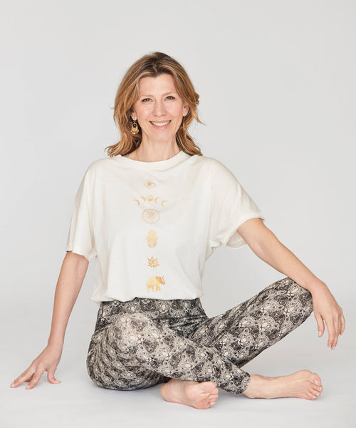 Ognx Yoga Boxy T-Shirt Spiritual Chakras by Gabriela Bozic Bio Baumwolle Tencel™ Sora - weiß Limitierter Zeitrabatt