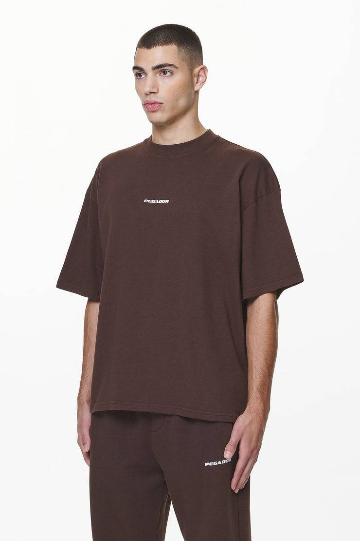Pegador Logo Boxy Tee Washed Oak Brown Gum Fabrikpreis