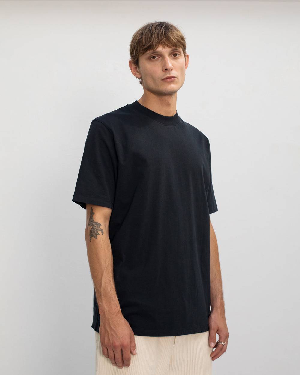 Rotholz Basic T-Shirt mit breitem Kragen Bio Baumwolle - Schwarz Sonderangebot