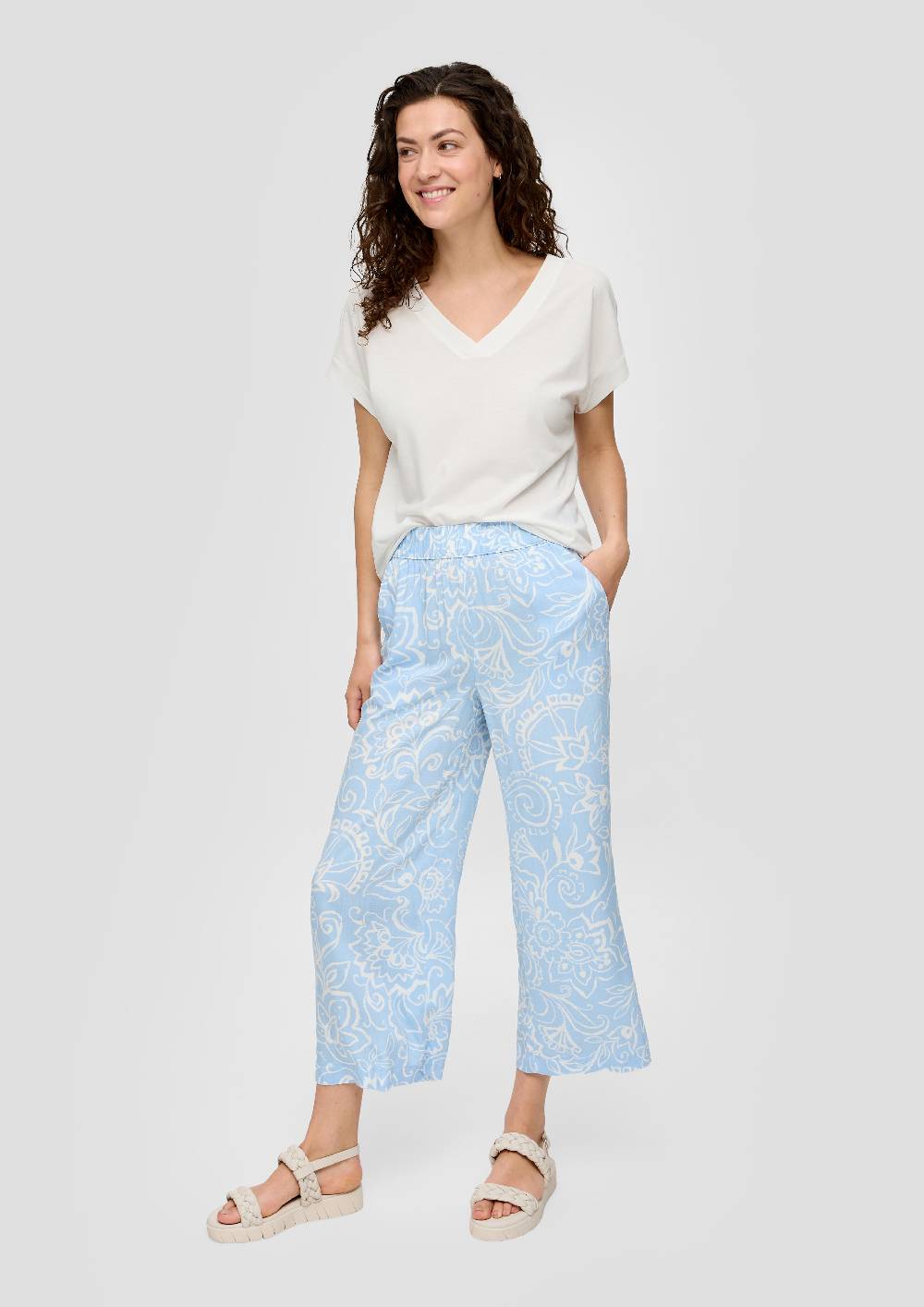 S.Oliver Relaxed-Fit-Shirt mit V-Ausschnitt und gekreuztem Riemen-Detail am Rücken Bis zu 60% Rabatt