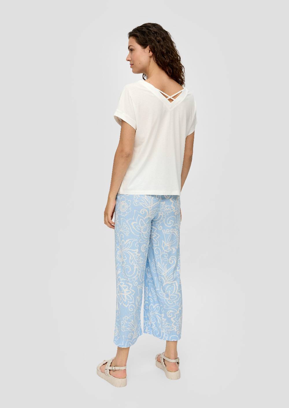 S.Oliver Relaxed-Fit-Shirt mit V-Ausschnitt und gekreuztem Riemen-Detail am Rücken Bis zu 60% Rabatt
