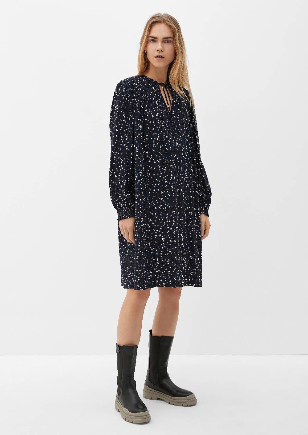 S.Oliver Viskosekleid mit Smok-Details JETZT KAUFEN
