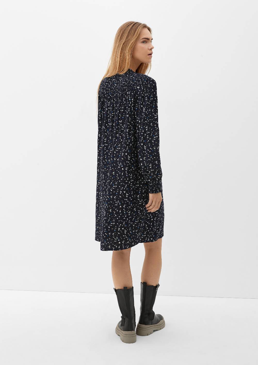 S.Oliver Viskosekleid mit Smok-Details JETZT KAUFEN