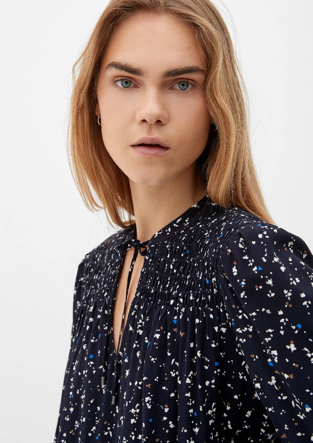 S.Oliver Viskosekleid mit Smok-Details JETZT KAUFEN